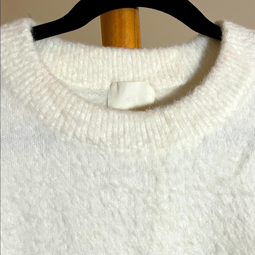 H&M White Knit Fluffy Cropped Sweater. Drop shoulders with Dolman sleeves. EUC - Picture 5 of 5